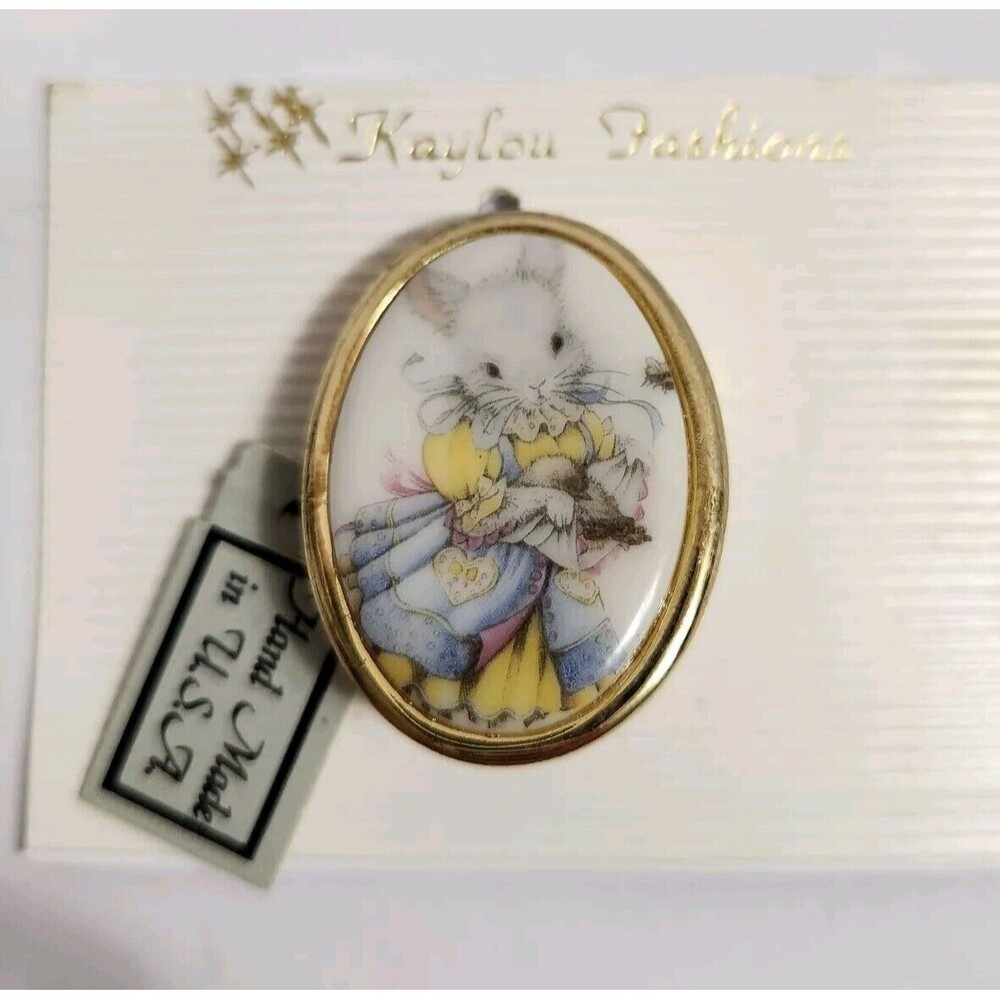 VINTAGE Kaylou Porcelain Cameo Scarf Pin Brooch Gold Tone Bunny USA Easter NWT